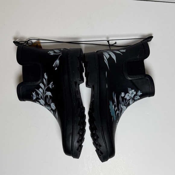 NORTY NWT Women's Black Blue Floral Ankle Rain Boots Treaded Slip On Size 9 - Picture 4 of 10